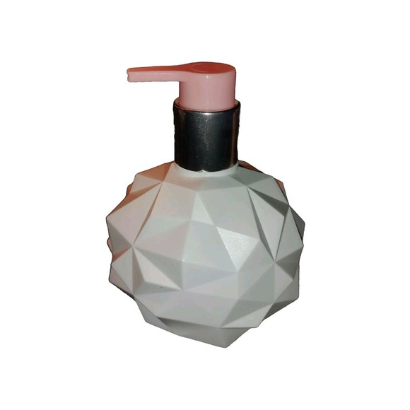 YNM Konad Petit Leaf Body Lotion 300ml Reminiscent: Sweet lk Candy Ariana Grande - Picture 1 of 2